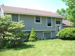 604 Thames Cir, Eagan, MN 55123