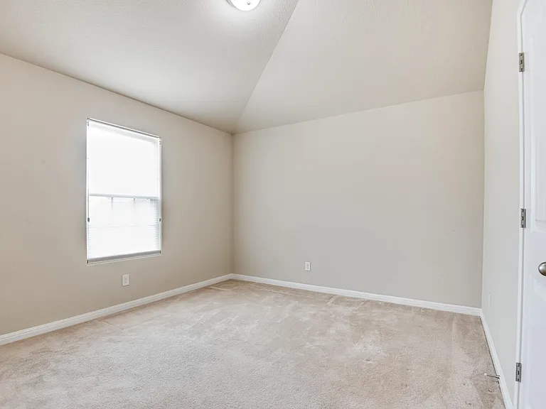 562 White Cyn — Photo 18