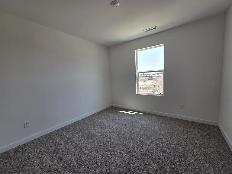 561 S Neon Ave — Photo 9