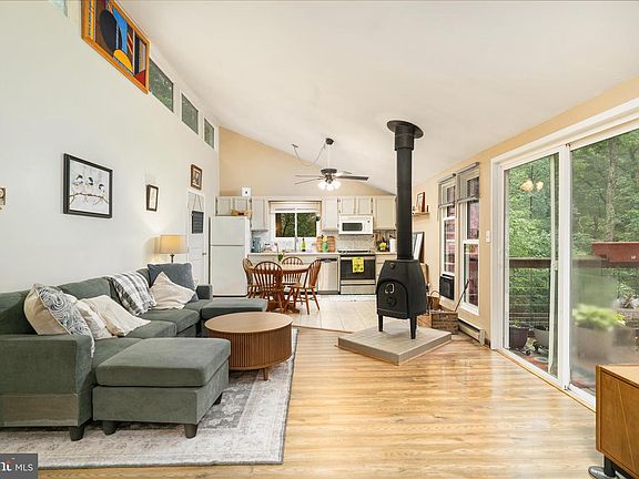 4th image of 211 Cayuga Trl