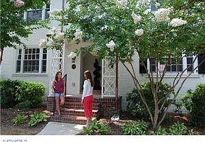 1st image of 28 W Locke Ln