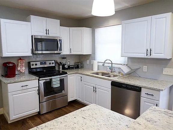 4th image of 723 College Oaks Dr