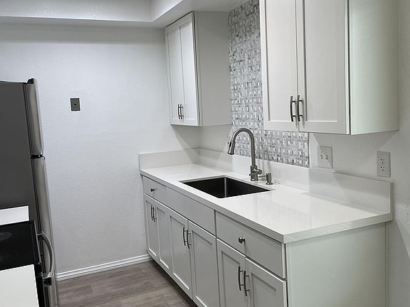5th image of 85 Oaklawn Ave APT A