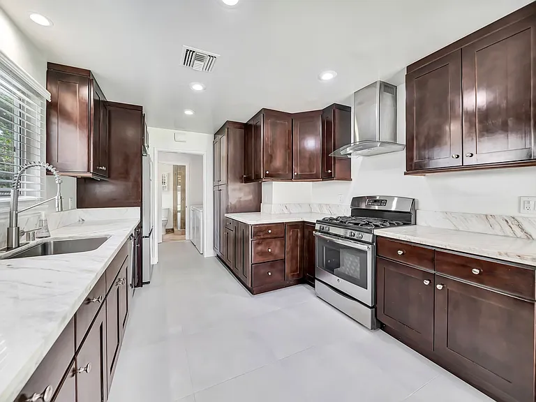 23008 Hamlin St — Photo 13