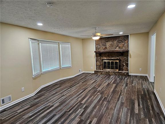 5th image of 310 Hill Crest Cir