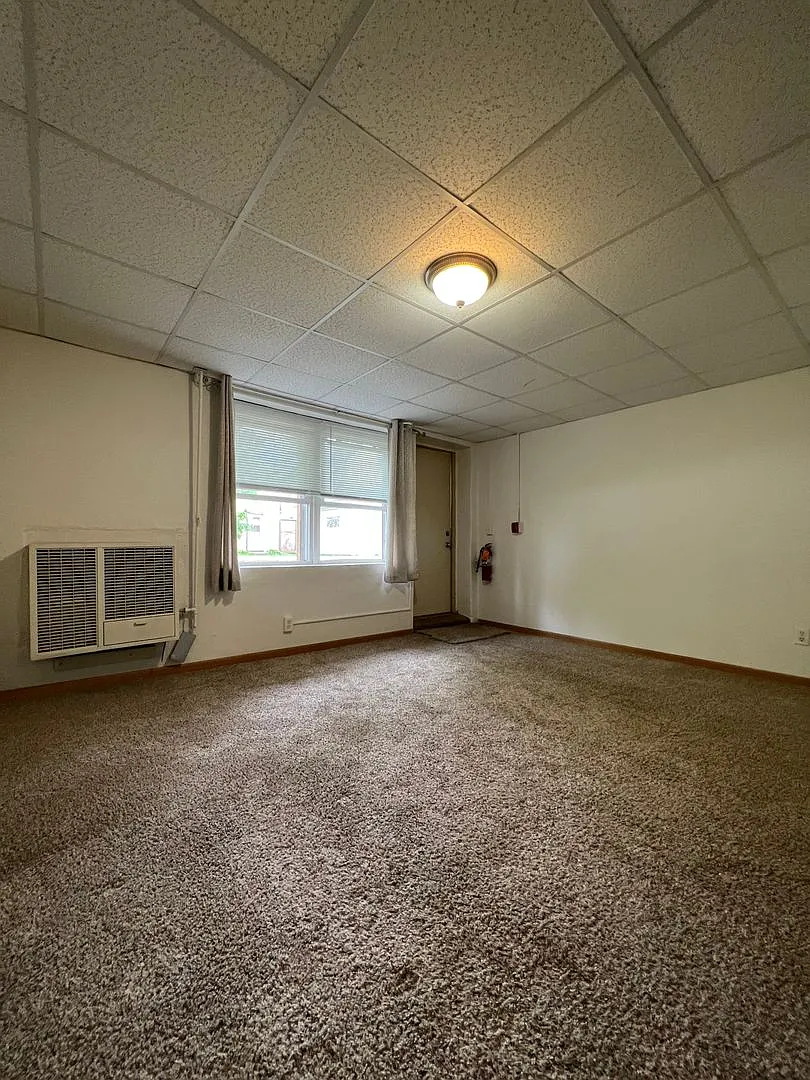 One Bedroom Apartment Near Campus — Photo 2