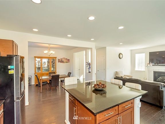 5th image of 19420 19th Ave E