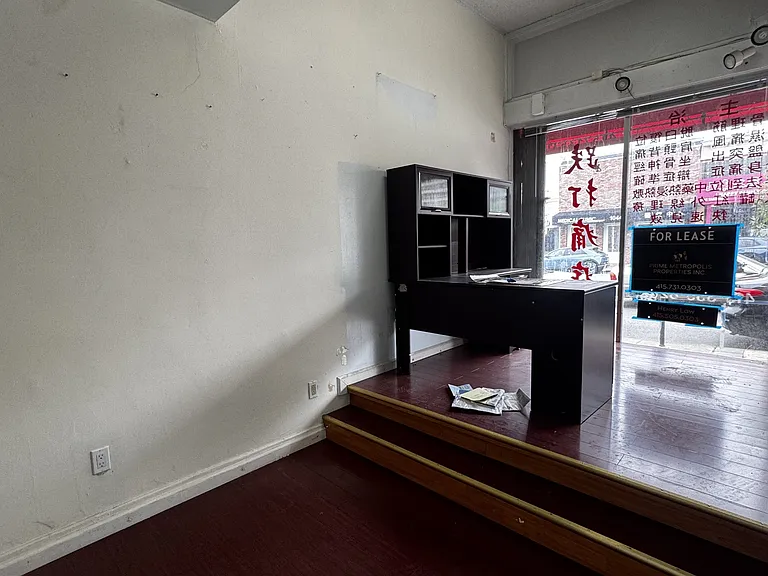 1039-1043 Taraval St — Photo 3