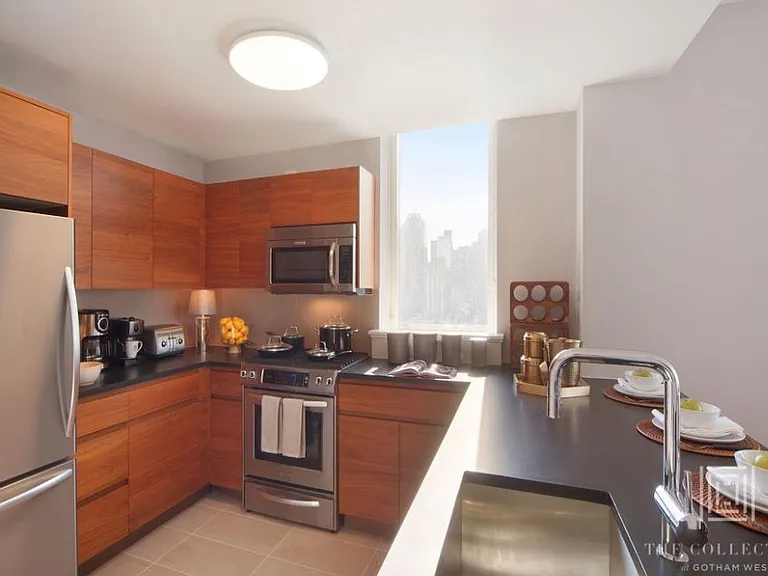 550 W 45th St #2702 — Photo 3