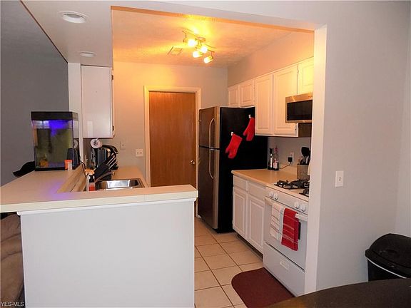 4th image of 15 Woodbury Ln