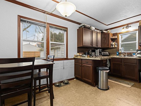 5th image of 812 15th Ave NE