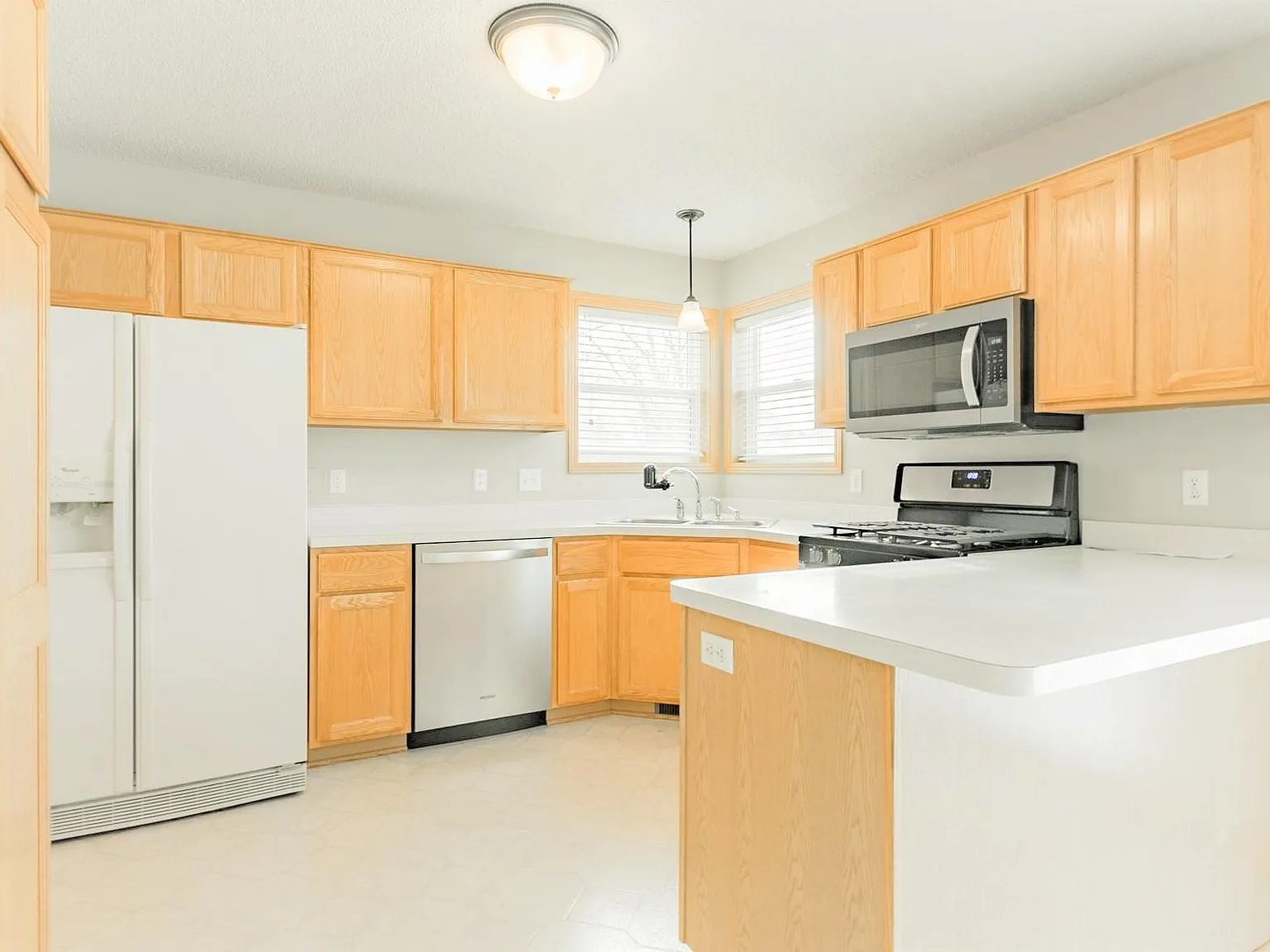 8016 Greenbriar Ln — Photo 4