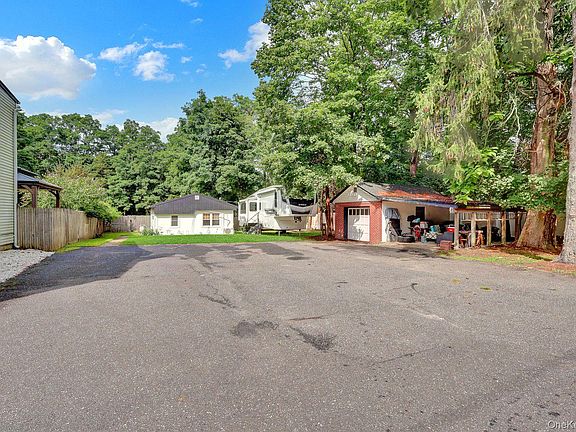 3rd image of 7 Mooney Pond Road