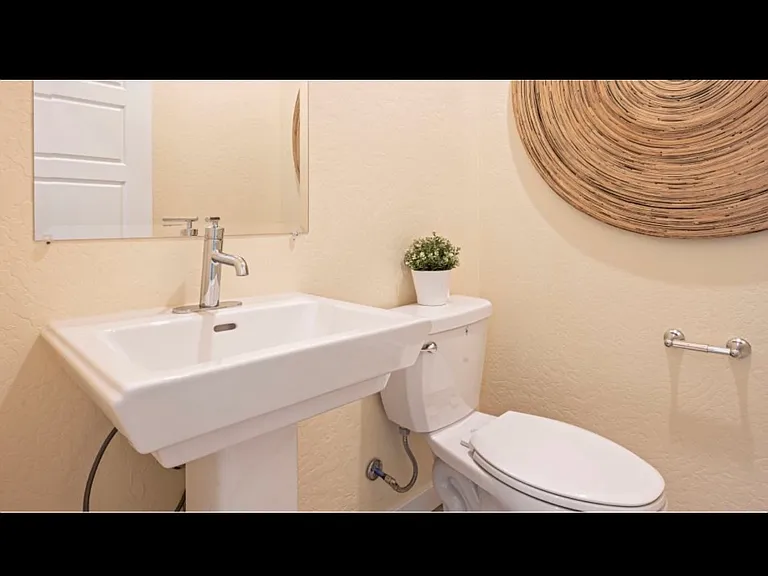 1752 N Sophia St — Photo 12