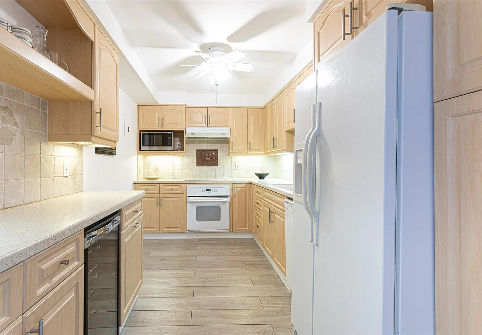 2 bed, 2.0 bath, 1402 sqft, $6,000 — Photo 3