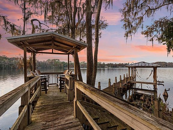 3rd image of 520 Lake Mills Rd