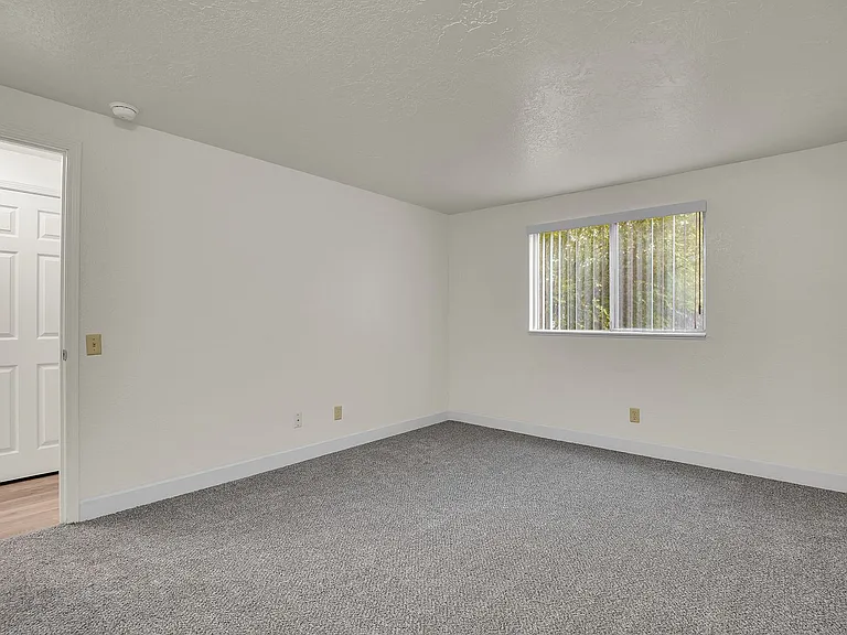 Carlton Square Apartments — Photo 32