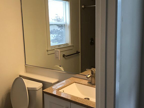 4th image of 608 Oak Dr APT A