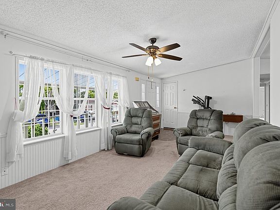 5th image of 414 Oak Dr