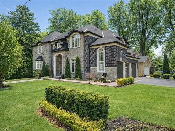 125 Central Dr, Hamilton, ON L9G 2A3