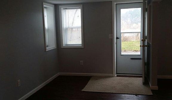 2. 4109 B Parkway Front Entry