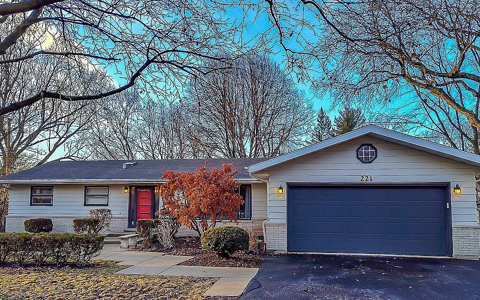 1st image of 221 Tanoak Ln