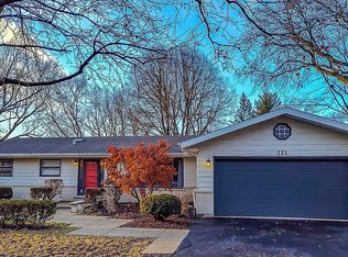 221 Tanoak Ln, Naperville, IL