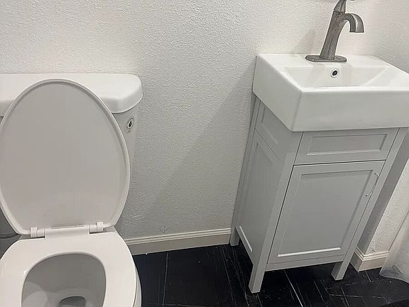 5th image of 521 W Hoyt St #4
