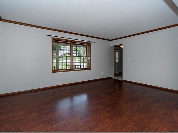 4th image of 1262 Berkshire Dr