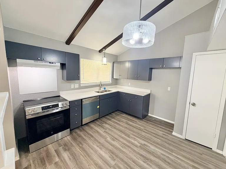 102 Charing Cross Ln — Photo 8