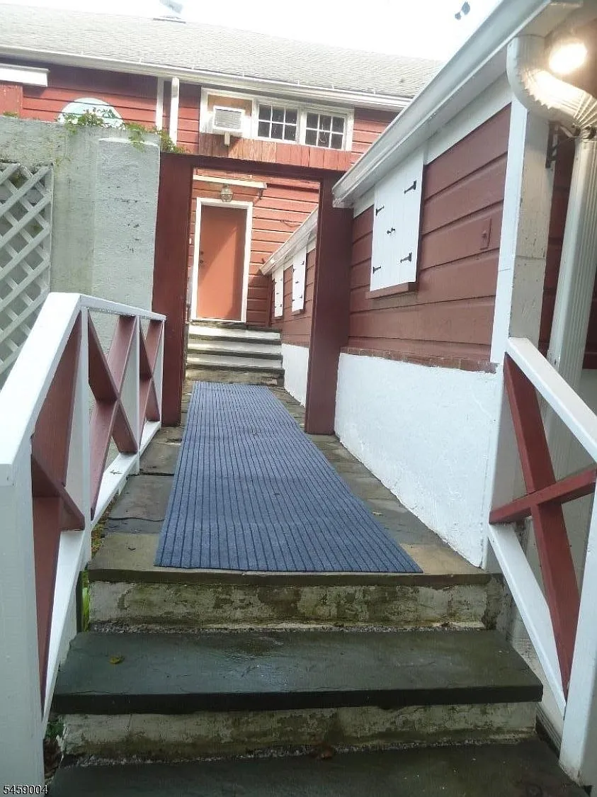3 bed, 1.0 bath, $2,000 — Photo 1