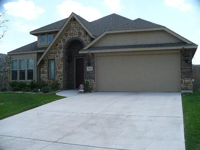 4 bed, 2077 sqft, $2,500 — Photo 1