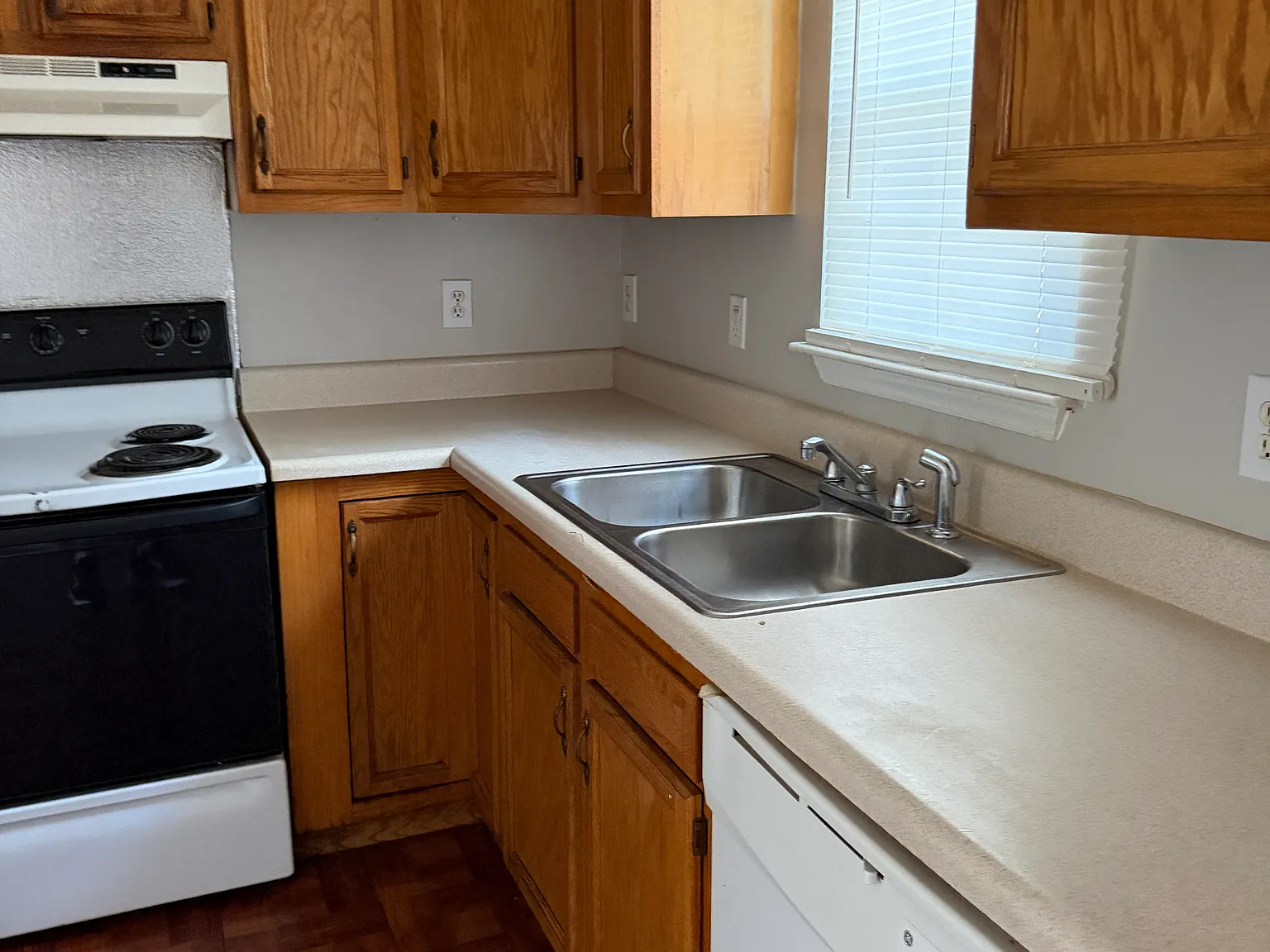 3 bed, 1100 sqft, $1,700 — Photo 2