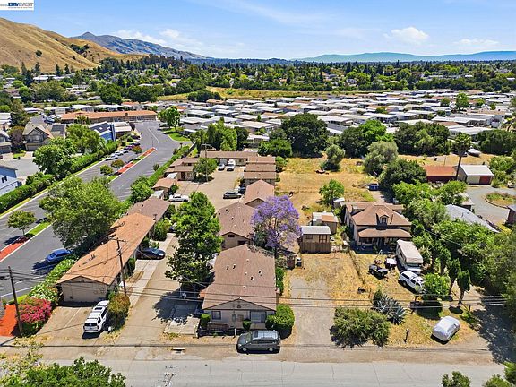 4th image of 559 Old Canyon Rd