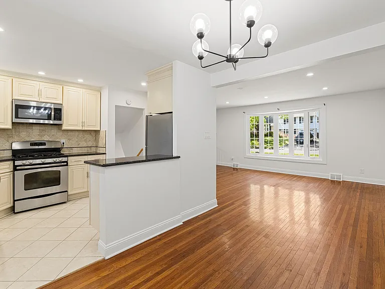 1325 Osbourne Ave — Photo 6