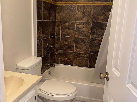 4th image of 323 E Chestnut St #6