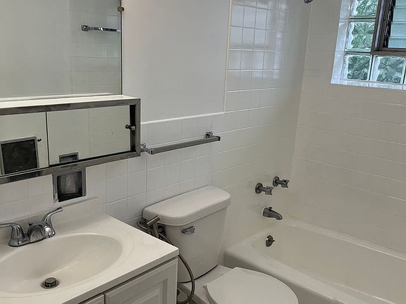 4th image of 9448 Glenlake Ave #3A