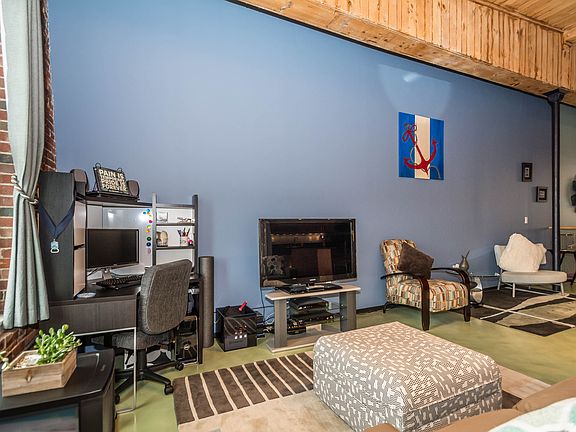 4th image of 130 John St Unit 206