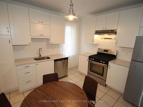 3rd image of 467 Richmond St E #2