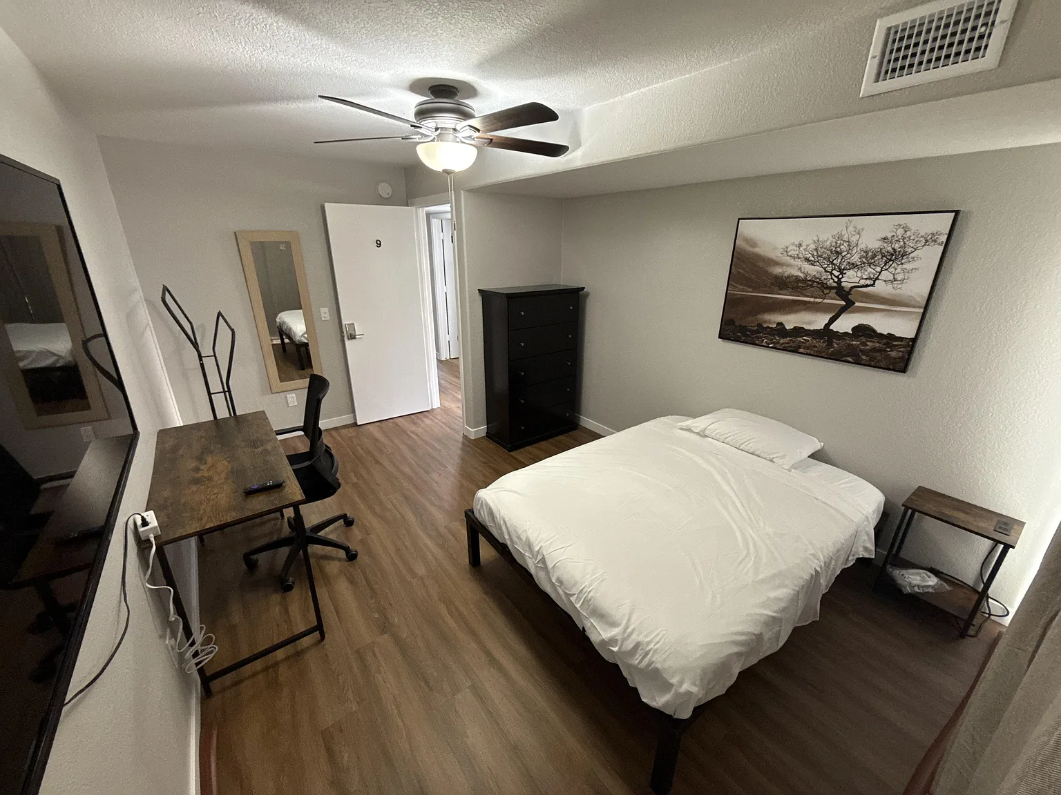 4 bed, 3.0 bath, 2685 sqft, $910 — Photo 2