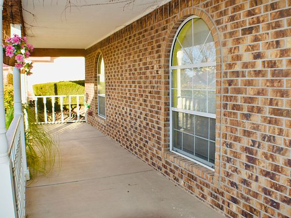 3rd image of 1070 Parkview Dr