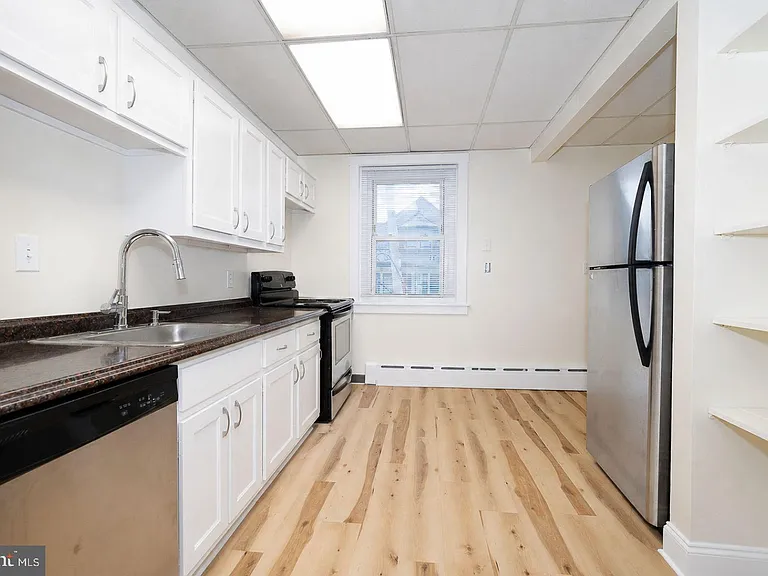 1 S Valley Rd #202 — Photo 4