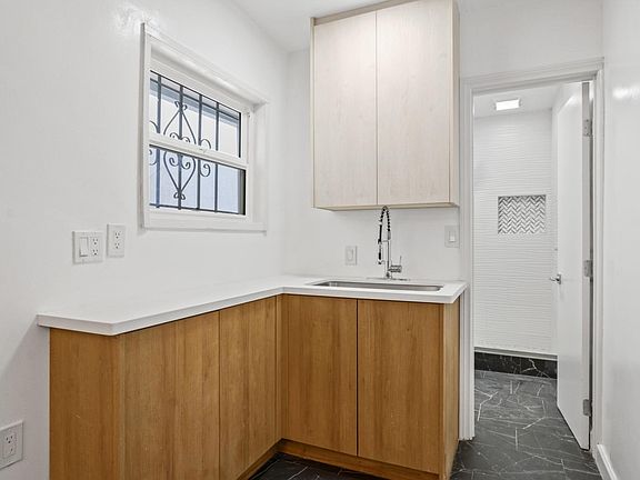 3rd image of 1865 Pacific Ave #1/2