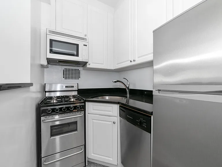 210 E 58th St #10A — Photo 1