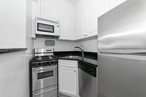 210 E 58th St Photo 1