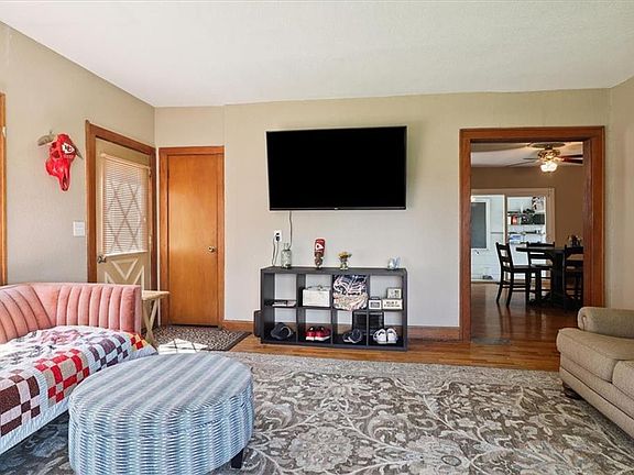 3rd image of 5001 Metropolitan Ave