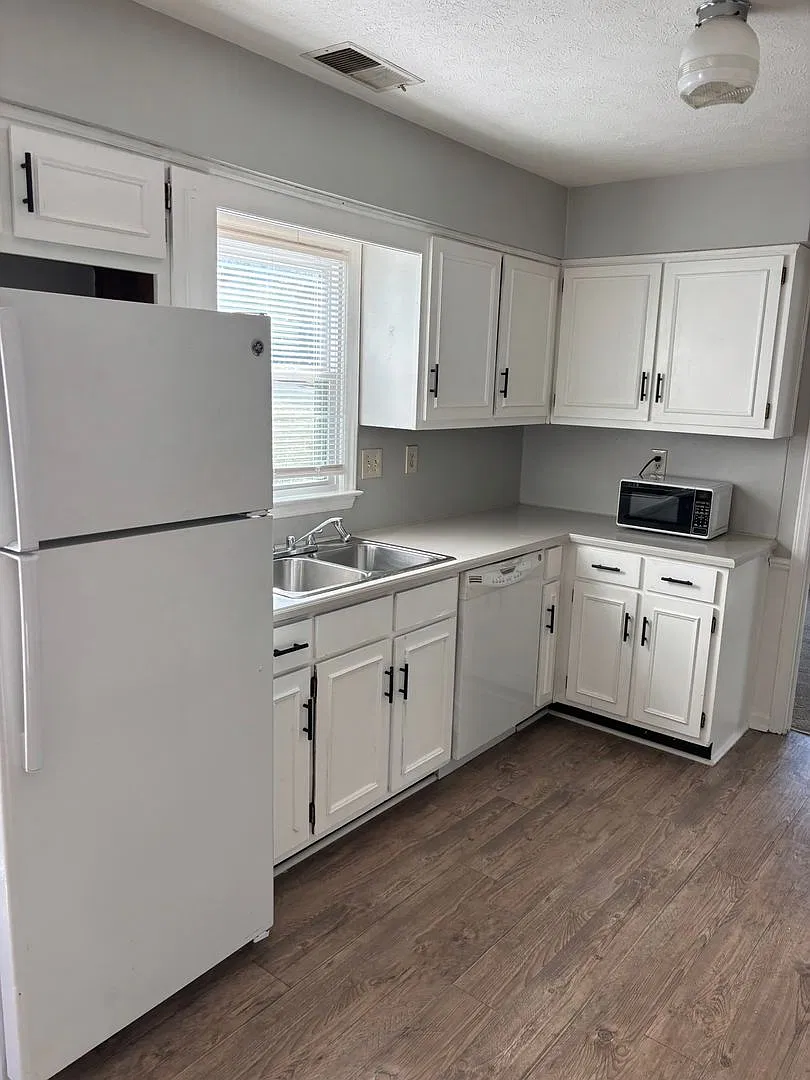 Comfortable 3-Bedroom, 2-Bath Home with Modern Kitchen & Private Fenced Yard — Photo 3