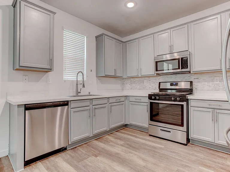 2049 Rockburne St — Photo 9
