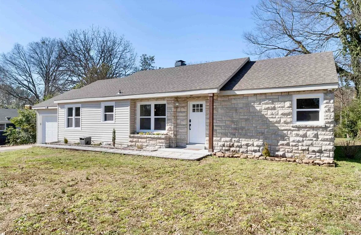 1033 N Pine St — Photo 2