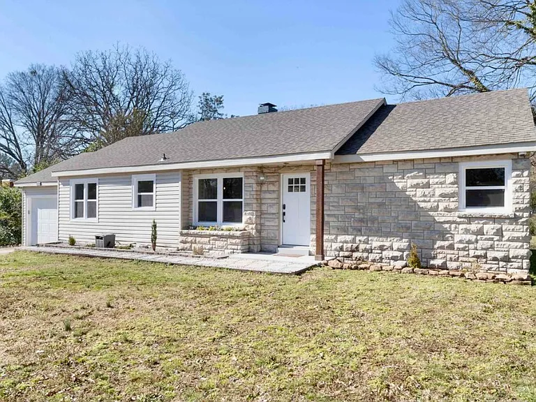 1033 N Pine St — Photo 2